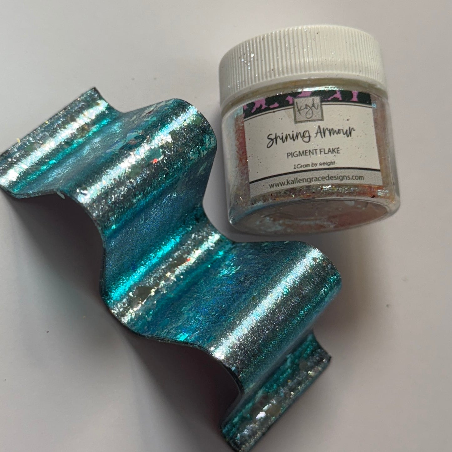 Shining Armor {1g Chameleon Flake}