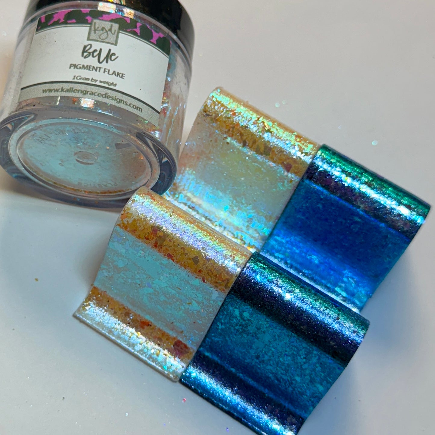 Belle {1g Chameleon Flake}