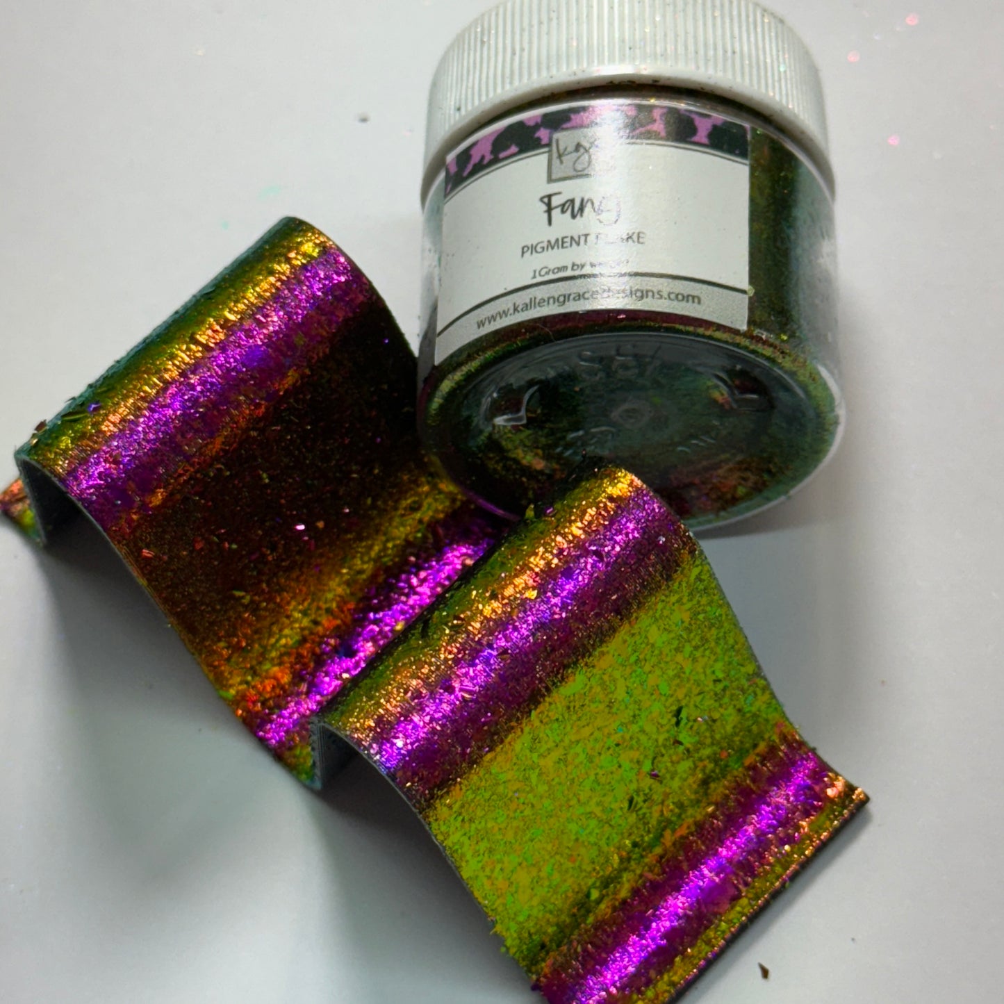 Fang {1g Chameleon Flake}