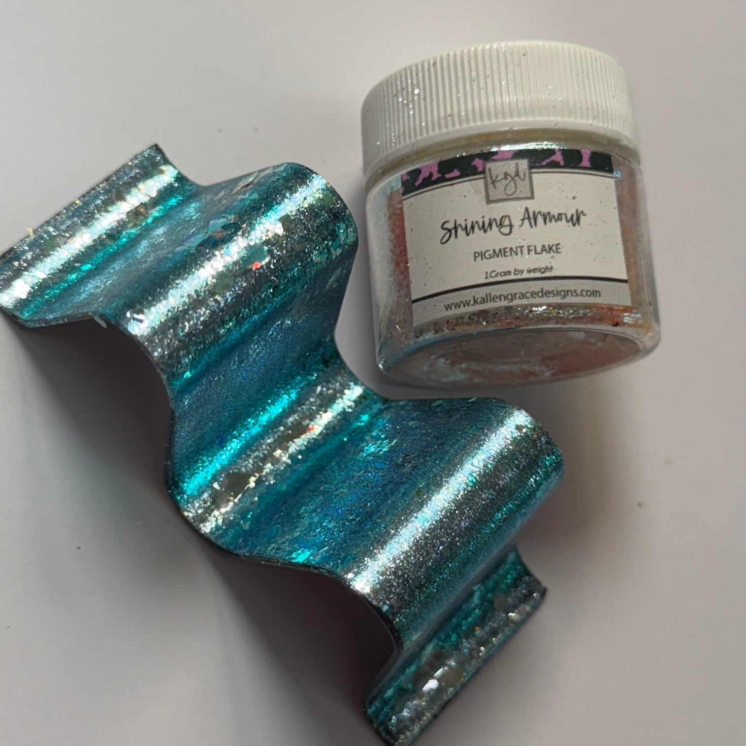 Shining Armor  {1g Chameleon Flake}