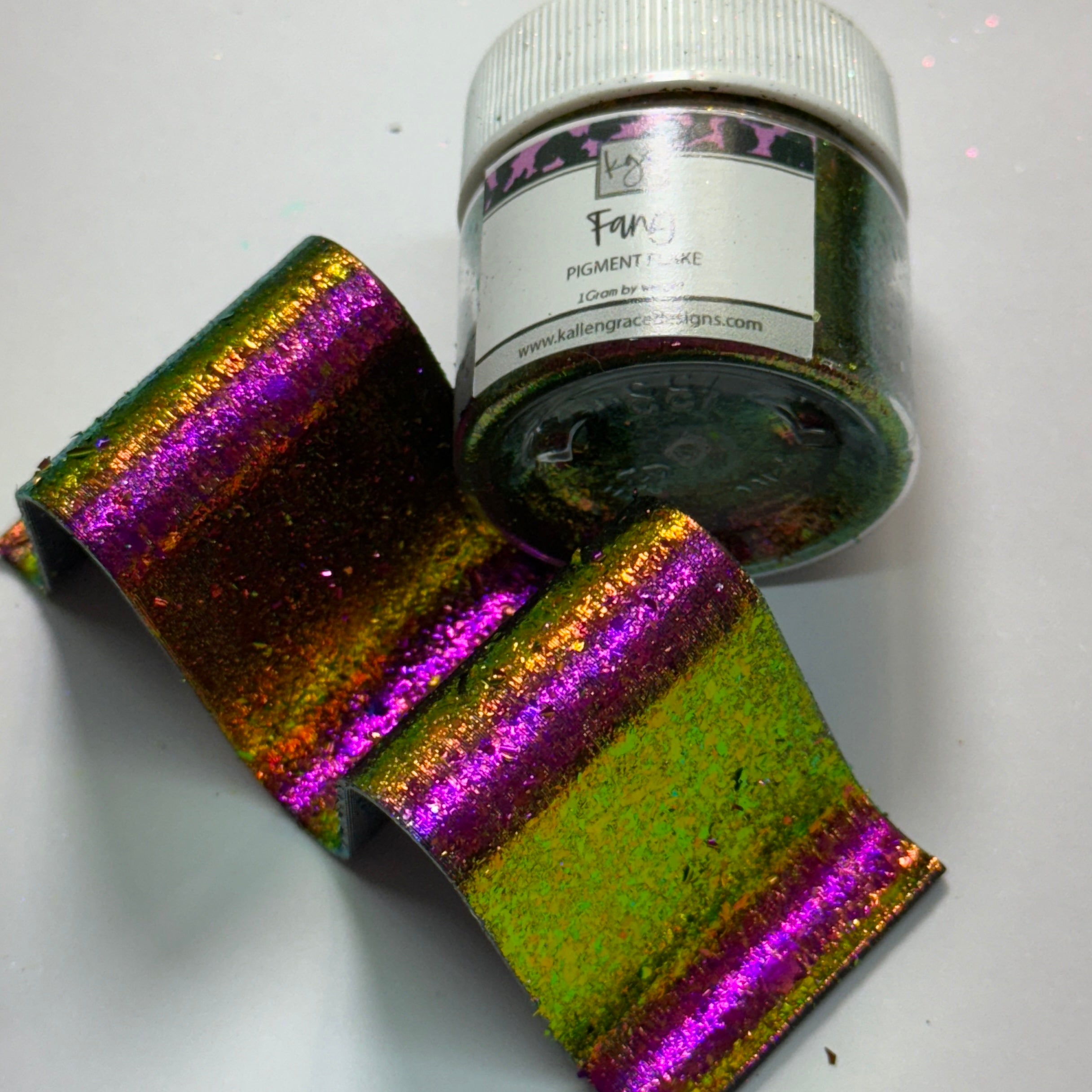 Fang {1g Chameleon Flake}
